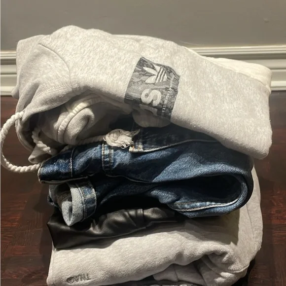Clothes bundle - Picture 2 of 2